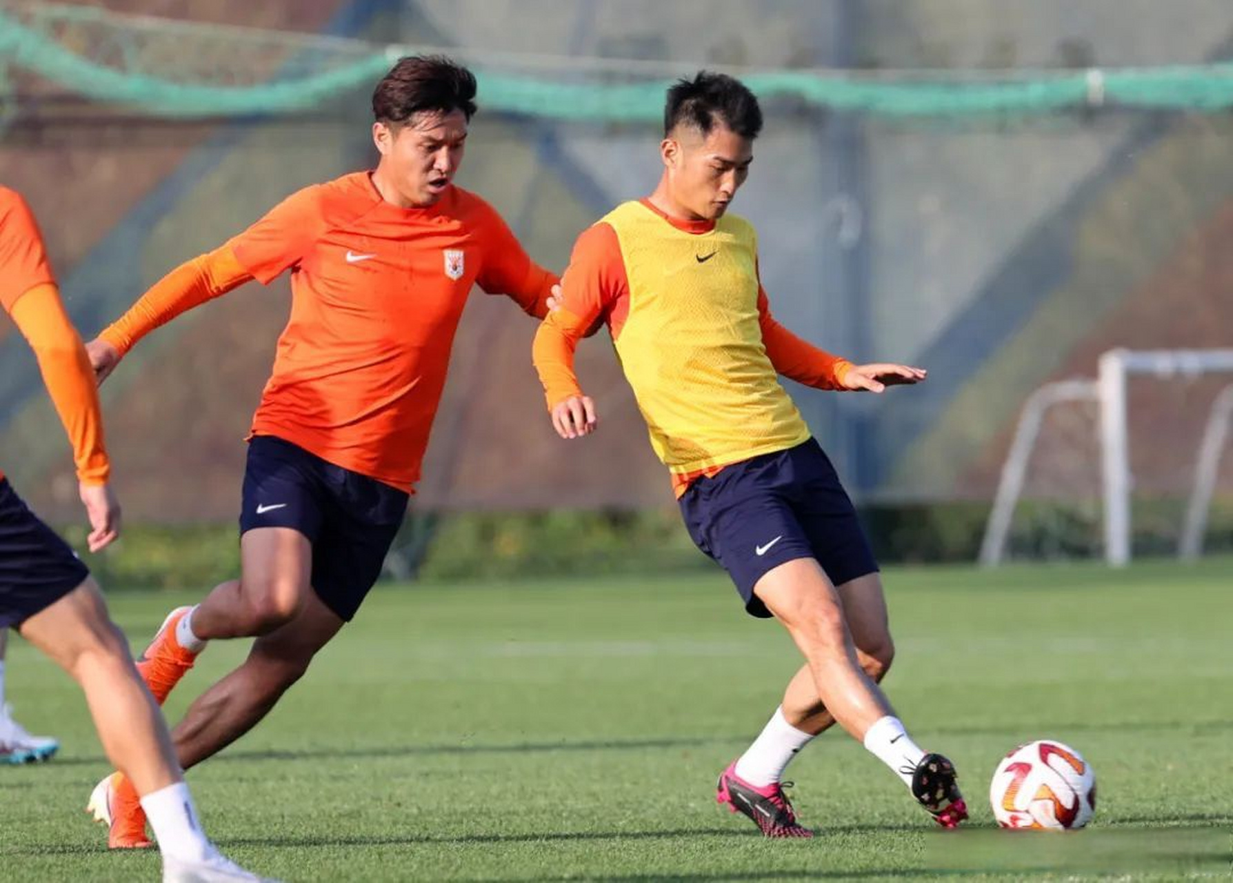 爱游戏体育山东泰山发布备战花絮，今晨门线救险，英超任务艰巨，更衣室氛围转暖的简单介绍